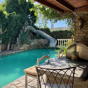 Guest house Under The Tuscan Sun In West Angeles